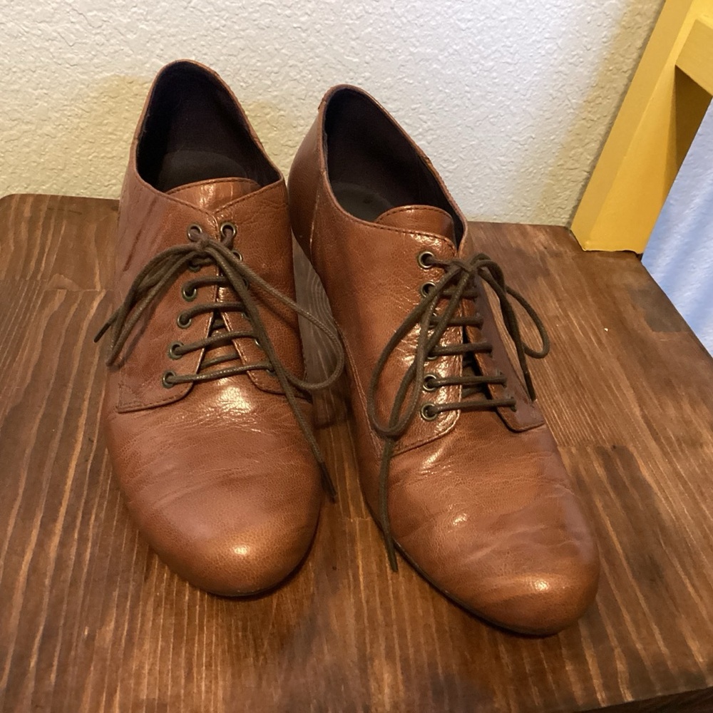 Vagabond heeled Oxford